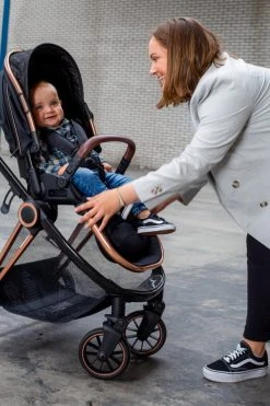 Ding Fenix Black/Rose 3-in-1 Combi Kinderwagen Incl. Autostoel -KinderReisWereldNederland fenix lifestyle 05a