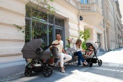 Kinderkraft A-Tour Dark Grey 3-in-1 Kinderwagen Incl. Autostoel KSATOU00DGR3000 -KinderReisWereldNederland kinderkraft a tour kinderwagen sfeerfoto 2 1