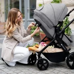 Kinderkraft A-Tour Dark Grey 3-in-1 Kinderwagen Incl. Autostoel KSATOU00DGR3000 -KinderReisWereldNederland kinderkraft a tour kinderwagen sfeerfoto 3 1