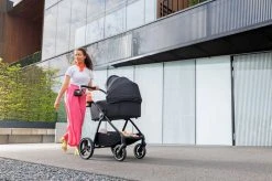 Kinderkraft Nea Deep Grey 2-in-1 Kinderwagen KSNEA000DGR2000 -KinderReisWereldNederland kinderkraft nea 2 in 1 kinderwagen sfeer 1 1