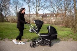Ding Amigo Black/Silver Reiswieg DI-191705 -KinderReisWereldNederland mamaloes di 191704 ding tandem stroller amigo lifestyle 06 4