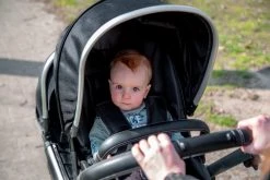 Ding Amigo Black/Silver Tandem Duowagen DI-191704 -KinderReisWereldNederland mamaloes di 191704 ding tandem stroller amigo lifestyle 07