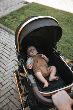 MamaLoes Marly Zwart/Rose 3-in-1 Combi Kinderwagen Incl. Autostoel ML050102 15 MamaLoes Marly Zwart/Rose 3-in-1 Combi Kinderwagen Incl. Autostoel ML050102 -KinderReisWereldNederland mamaloes marly kinderwagen black rose 11 2